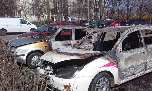 Инцидент на паркингу у Петроварадину: Енглез запалио таксисти ауто!